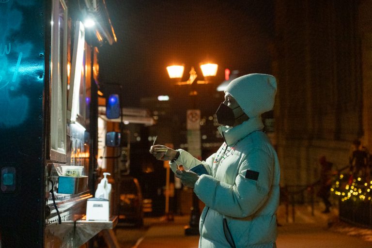 Christmas market. Food truck side prof. DSC07641