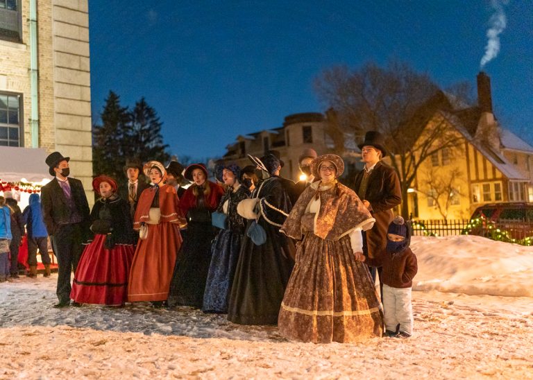 Christmas market. carolers. holding little one's hand.DSC08281